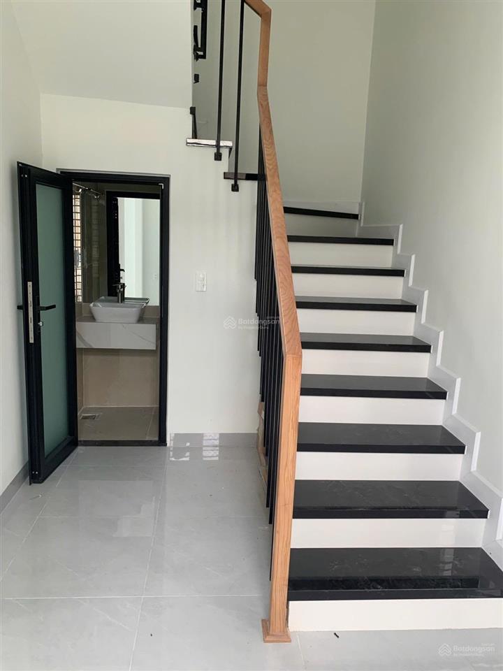 Nhà mặt tiền đường số 4, long trường nhà mới 3 tầng xe hơi ngủ trong sân shr hoàn công