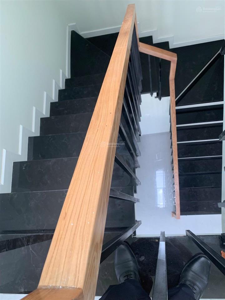 Nhà mặt tiền đường số 4, long trường nhà mới 3 tầng xe hơi ngủ trong sân shr hoàn công