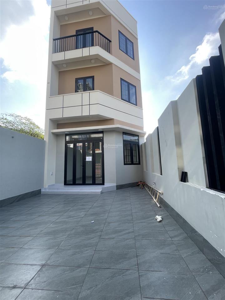 Nhà mặt tiền đường số 4, long trường nhà mới 3 tầng xe hơi ngủ trong sân shr hoàn công