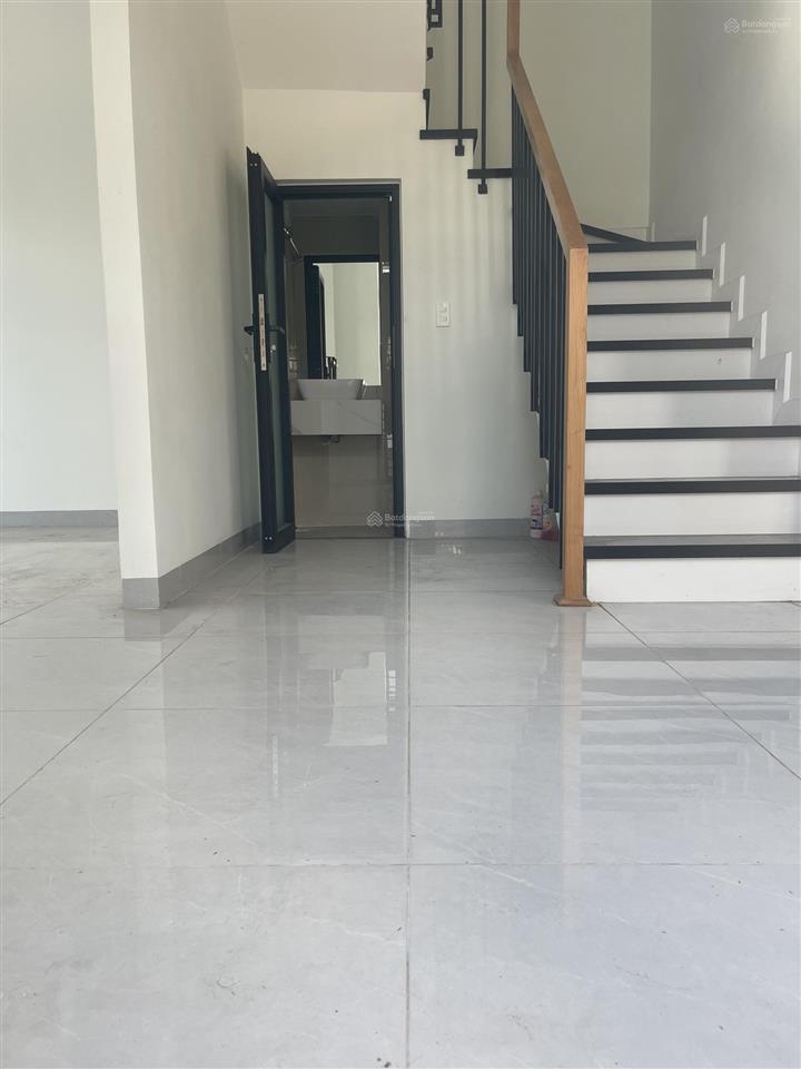 Nhà mặt tiền đường số 4, long trường nhà mới 3 tầng xe hơi ngủ trong sân shr hoàn công