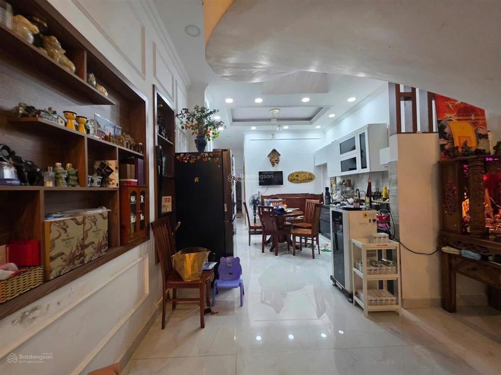 Nhà 3 tầng long trường | 94m xe hơi ngủ trong sân