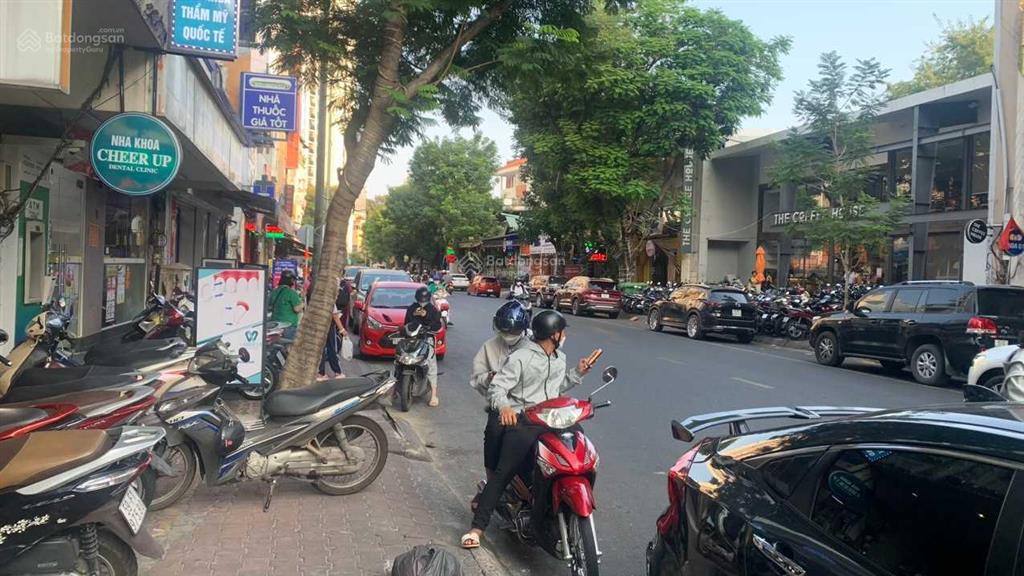 Cho thuê nhà mặt tiền 175b cao thắng, quận 10, dtsd 1200m2, giá 300 triệu/th,  0909 997 ***