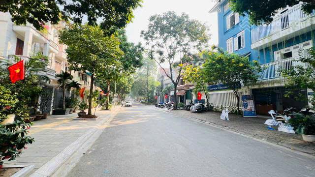 Chủ bán biệt thự kđt yên hoà. dt 204m x 5 tầng. mt 15m. sđcc . 0964 769 ***