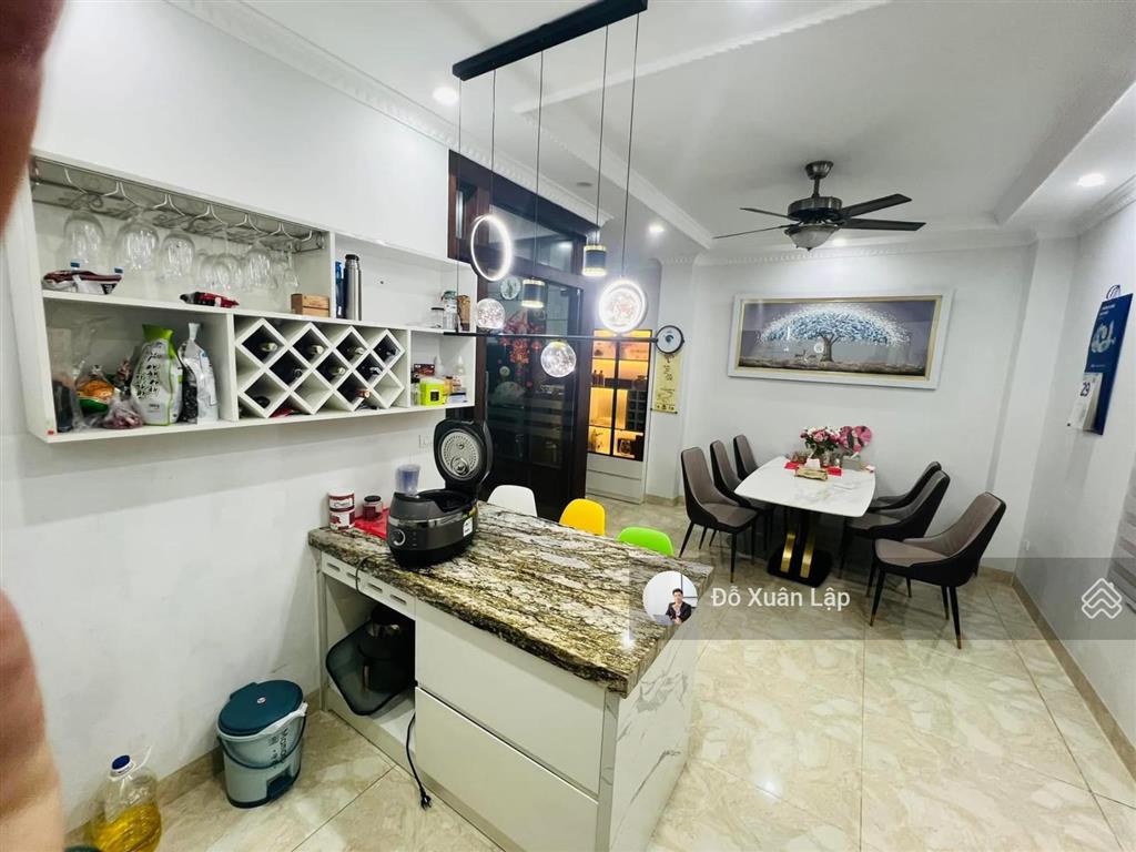 Bán nhà ngõ 180 hoàng quốc việt, 2 ô tô tránh, thang máy, lô góc, nhà mới đẹp. dt 76m2, 23 tỷ