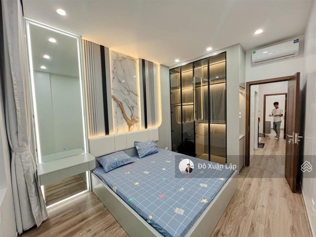 Bán nhà phố hoàng quốc việt  phùng chí kiên, 2 ô tô tránh, kinh doanh, thang máy. dt 65m2, 20 tỷ