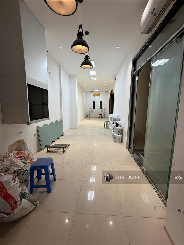 Cho thuê góc 2mt hàm nghi  phó đức chính, quận 1, ngang 16m, giá 450tr