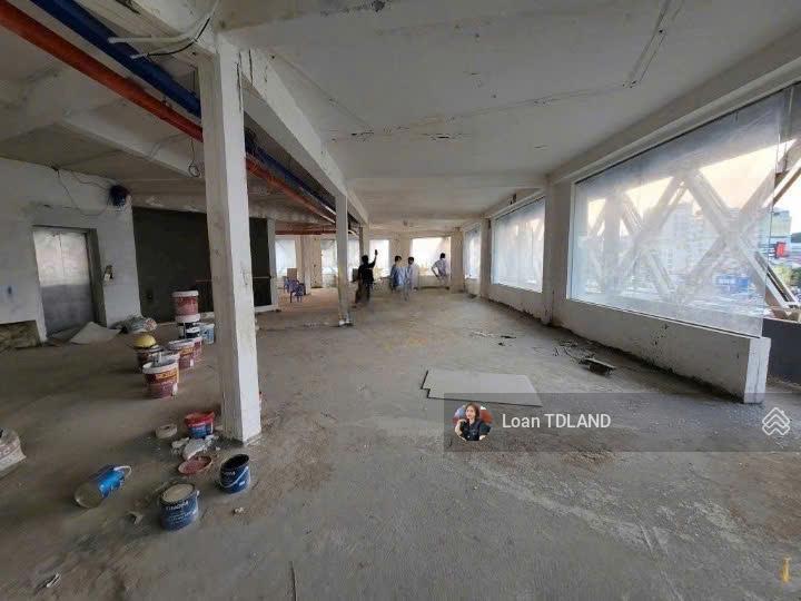 Cho thuê góc 2mt hàm nghi  phó đức chính, quận 1, ngang 16m, giá 450tr