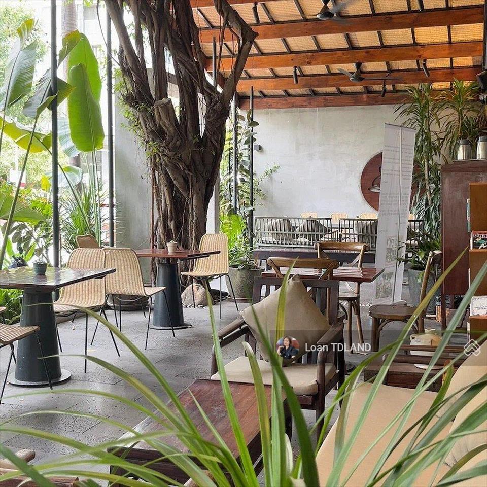 Cho thuê góc phạm thái bường, phú mỹ hưng. dt 20x18m. giá 120tr