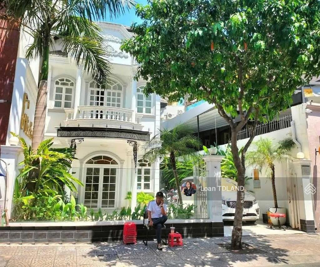 Cho thuê biệt thự sân vườn trần cao vân dt 8,5x27m giá 80tr