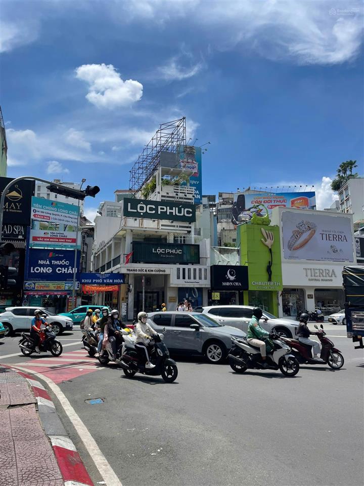 Cho thuê mặt bằng ngã 6 phù đổng, quận 1 ngang 8 giá 120