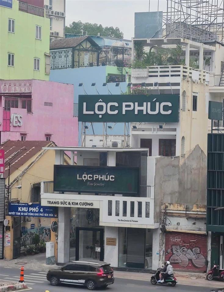 Cho thuê mặt bằng ngã 6 phù đổng, quận 1 ngang 8 giá 120