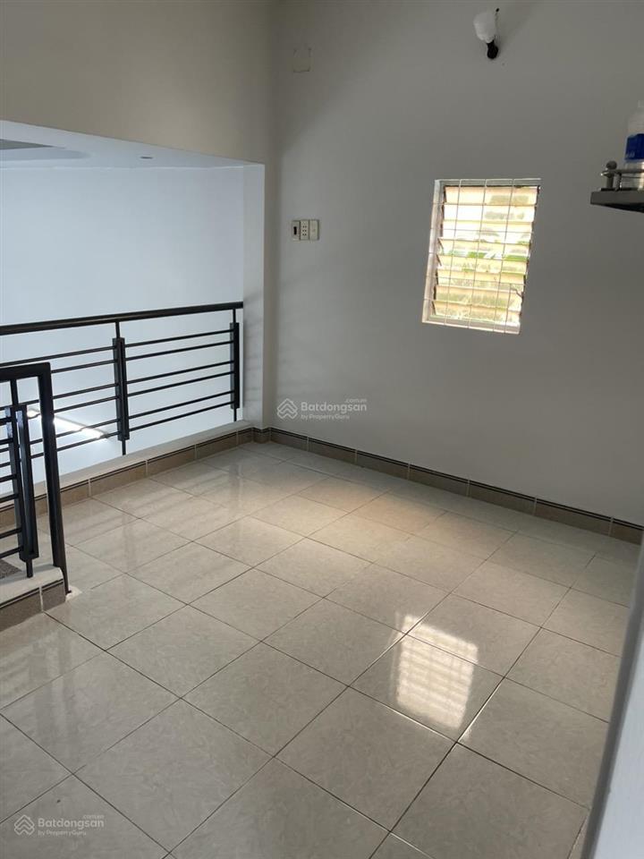 Nhà 1/ thới hòa  sổ hồng riêng hoàn toàn  5x16  1 trệt 1 lửng  cách sân bay tsn 25 phút