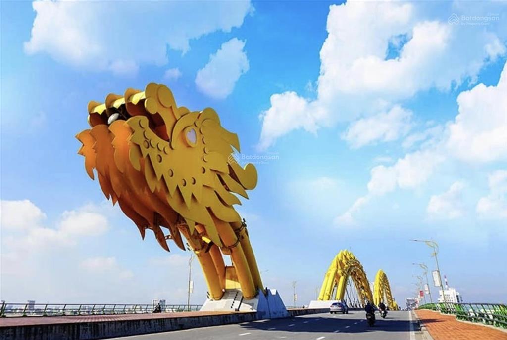 Sụp hầm  sát đầu cầu rồng  vài phút là xuống biển, vài bước chân là tới cầu tiền yêu.