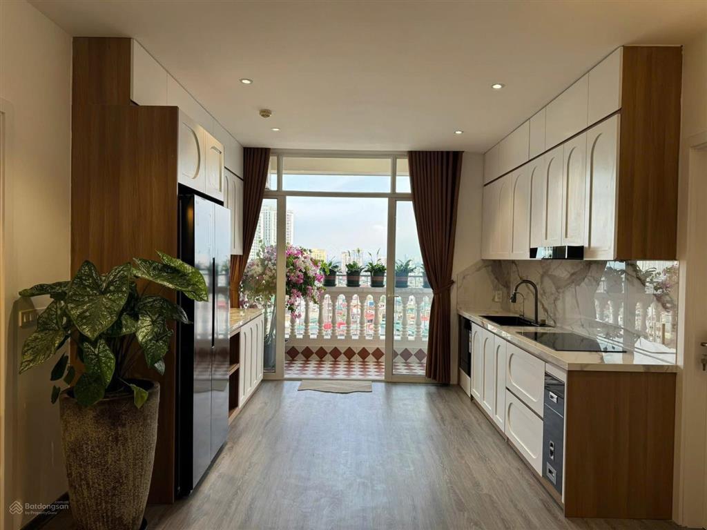 Em cần bán chcc thăng long garden tại 250 đường minh khai với diện tích 140m gồm 3 ngủ 2 vệ sinh.