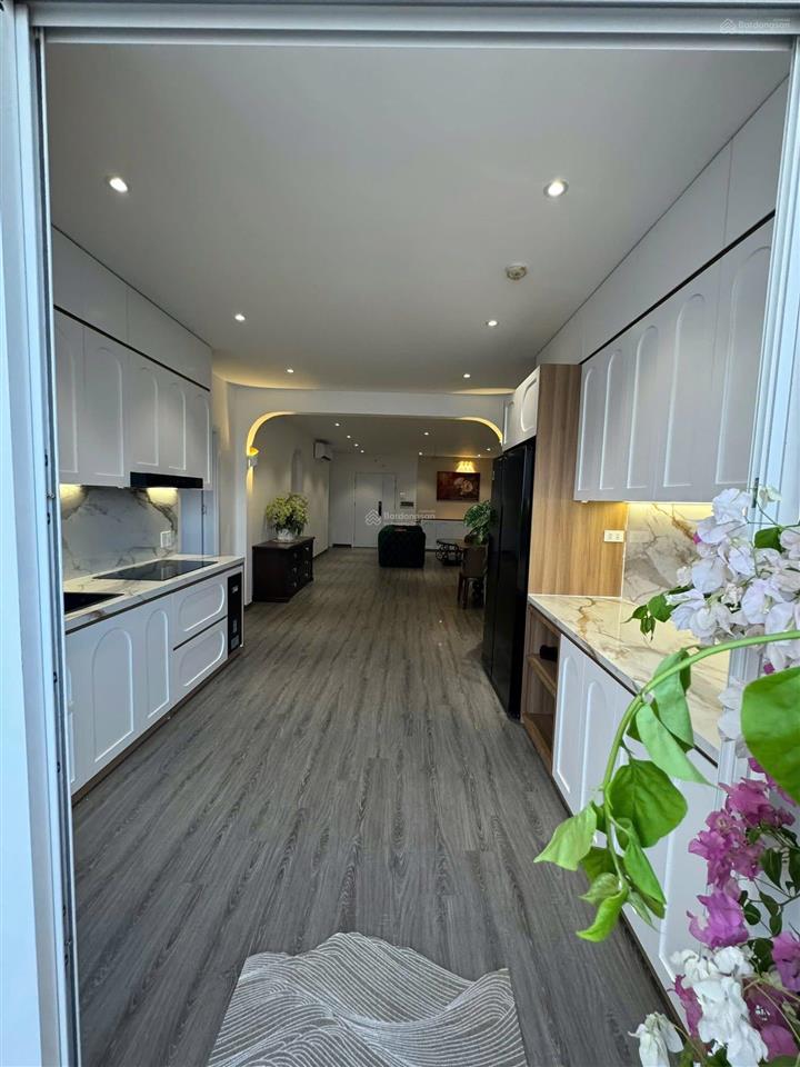 Em cần bán chcc thăng long garden tại 250 đường minh khai với diện tích 140m gồm 3 ngủ 2 vệ sinh.