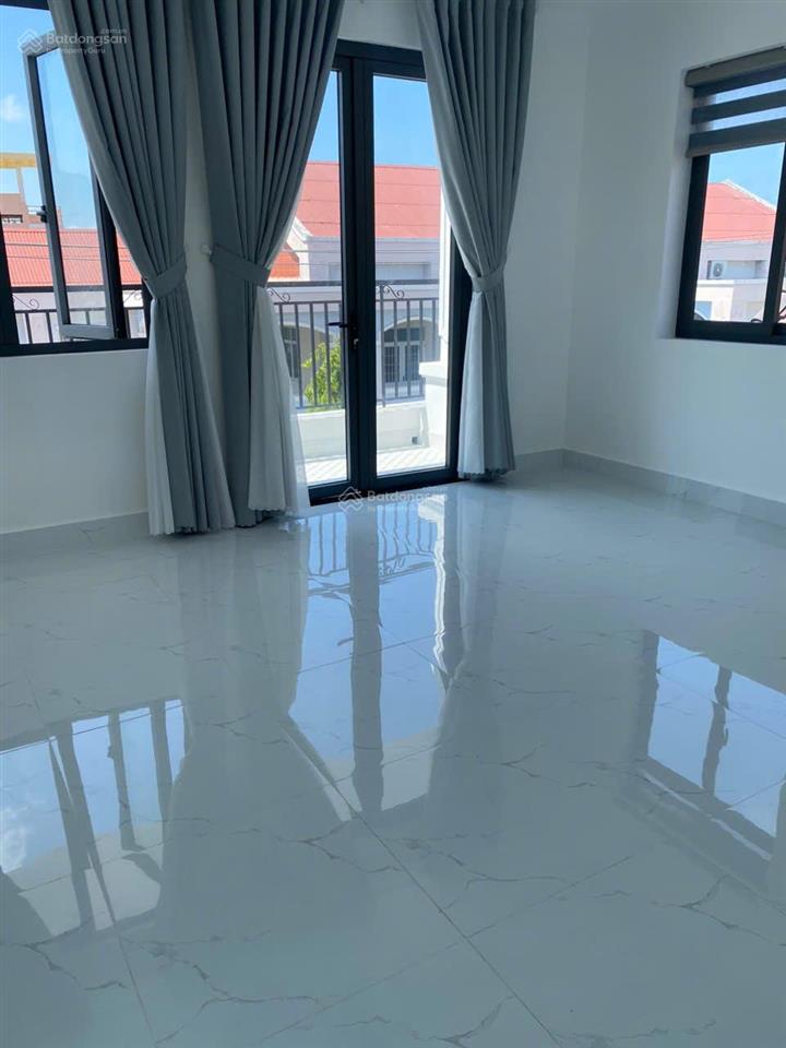 Bán căn nhà phố trung tâm long hải gần biển, kinh doanh buôn bán thuận lợi