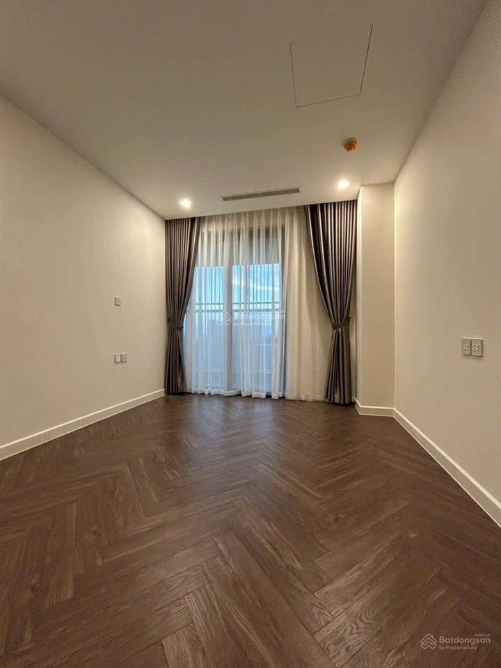 Noble crystal riverside q7  2pn 2wc, 122m². giá cực tốt 17 triệu (free phí quản lý)
