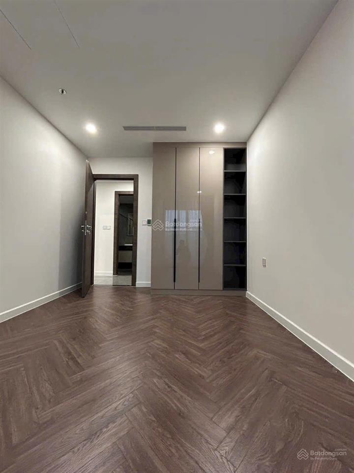 Noble crystal riverside q7  2pn 2wc, 122m². giá cực tốt 17 triệu (free phí quản lý)