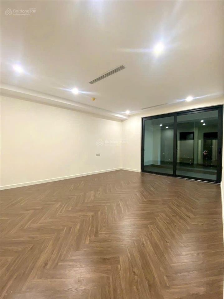 Cho thuê noble crystal riverside q7  2pn 2wc, 129m2  3 ban công. giá chỉ 12,5 triệu/th