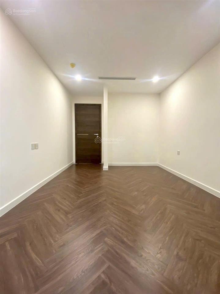 Cho thuê noble crystal riverside q7  2pn 2wc, 129m2  3 ban công. giá chỉ 12,5 triệu/th