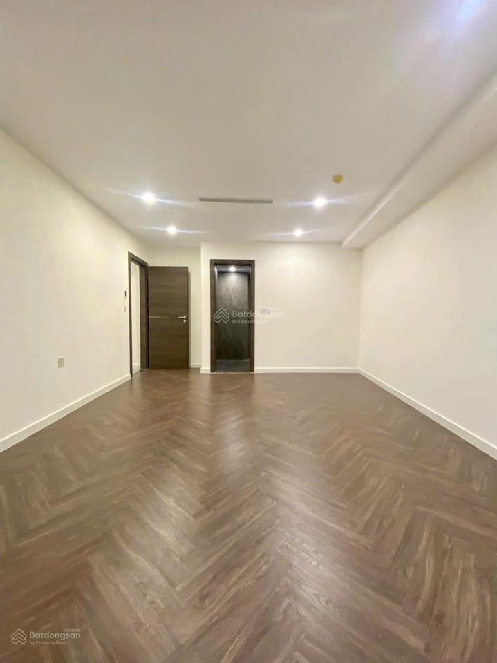 Cho thuê noble crystal riverside q7  2pn 2wc, 129m2  3 ban công. giá chỉ 12,5 triệu/th