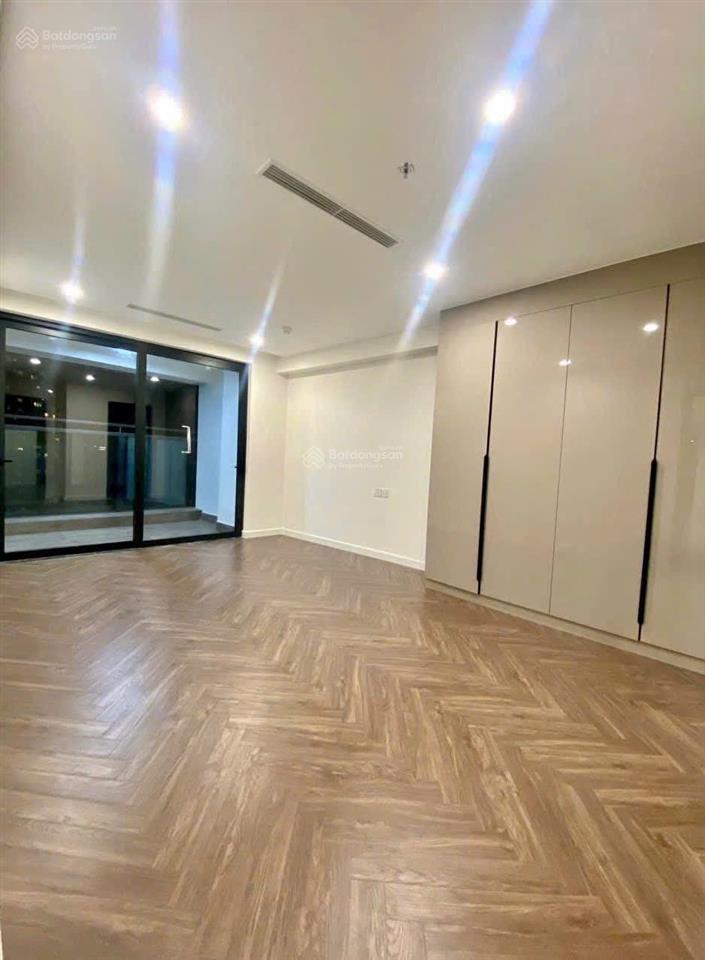 Noble crystal riverside q7  2pn 2wc, 133m². tầng cao  view sông. giá tốt 13,5 triệu / tháng