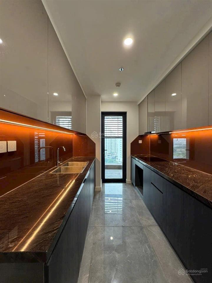 Cho thuê noble crystal riverside q7. 2pn 110m2. 2 ban công. giá tốt 15tr (bao phí quản lý)