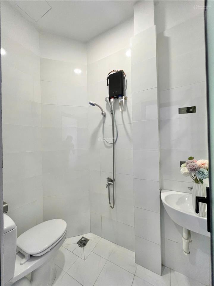 Ở ngay! phòng mới xây ban công cực thoáng gần chợ bàu sen q.5 an ninh  có thang máy