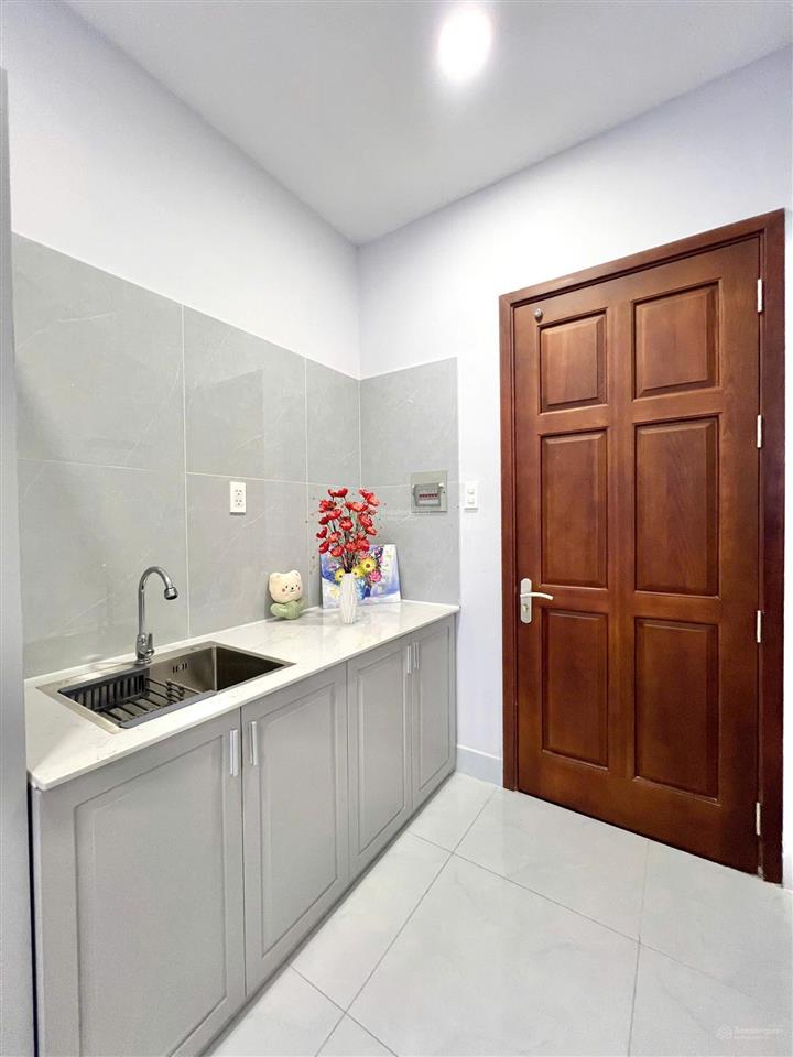 Ở ngay! phòng mới xây ban công cực thoáng gần chợ bàu sen q.5 an ninh  có thang máy