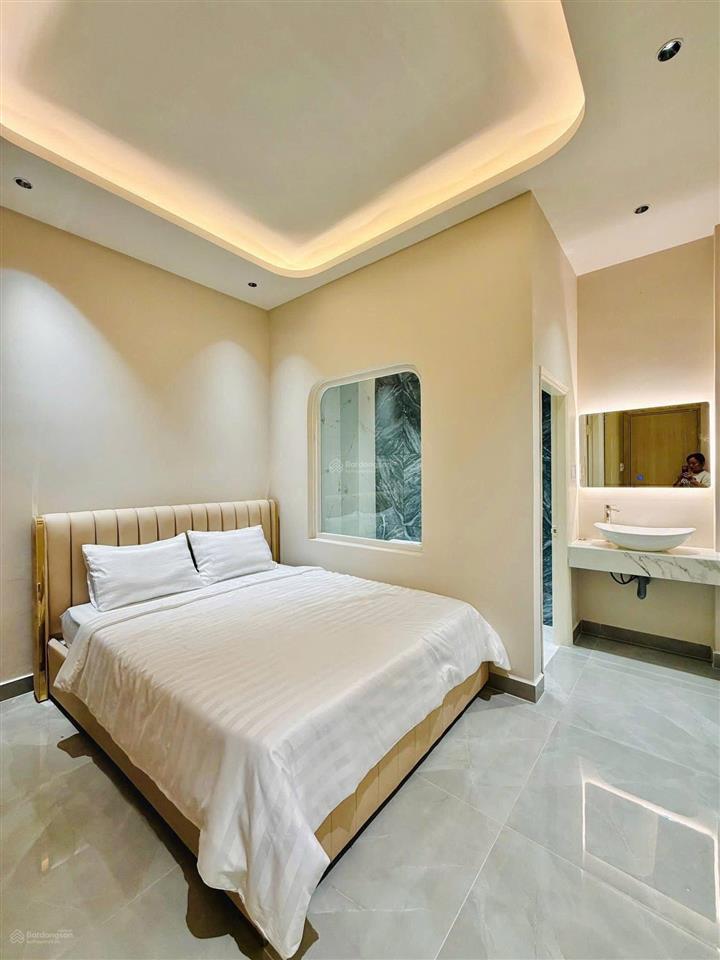 Mặt tiền khu họ lê & nguyễn sơn , 3,5 tấm, 5 phòng ngủ, 4 wc, 1 sân thượng.