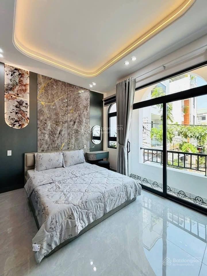Nhà mới, hẻm 6m thông tân sơn nhì, 3.5 tấm, 4 phòng ngủ, 4 wc, 1 sân thượng.