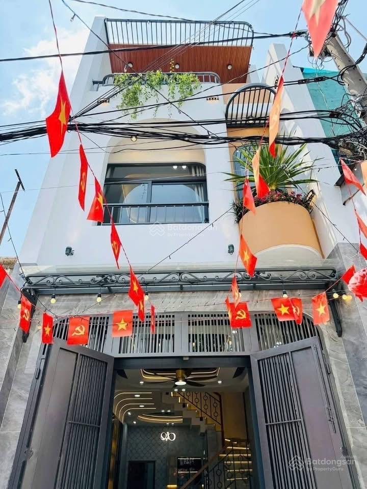Nhà mới, hẻm 6m thông tân sơn nhì, 3.5 tấm, 4 phòng ngủ, 4 wc, 1 sân thượng.