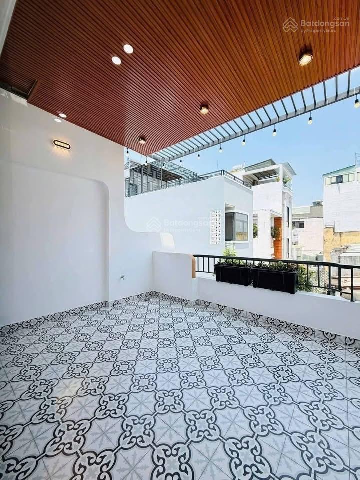 Nhà mới, hẻm 6m thông tân sơn nhì, 3.5 tấm, 4 phòng ngủ, 4 wc, 1 sân thượng.