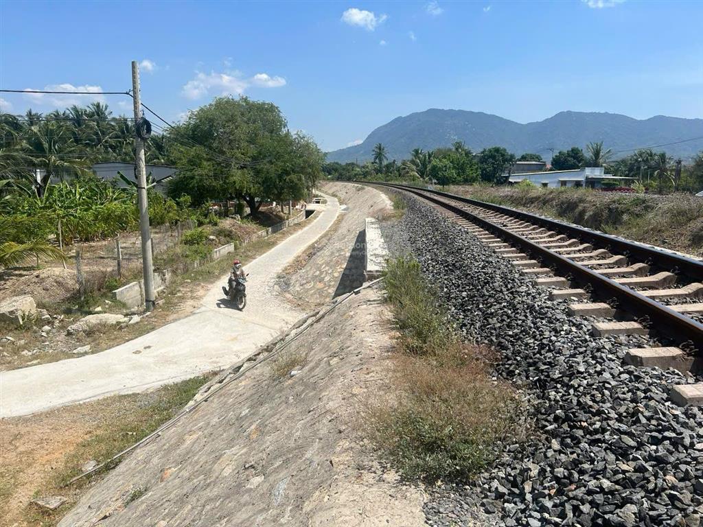 Bán đất diện tích lớn ba ngòi, cam ranh có sẵn đất ở, kết hợp với các bạn môi giới 2.5%
