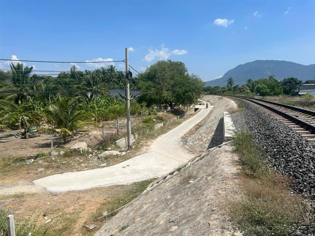 Bán đất diện tích lớn ba ngòi, cam ranh có sẵn đất ở, kết hợp với các bạn môi giới 2.5%