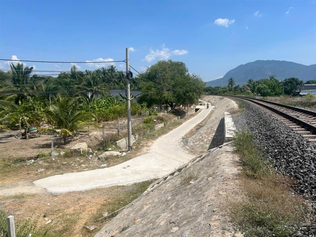 Bán đất diện tích lớn ba ngòi, cam ranh có sẵn đất ở, kết hợp với các bạn môi giới 2.5%