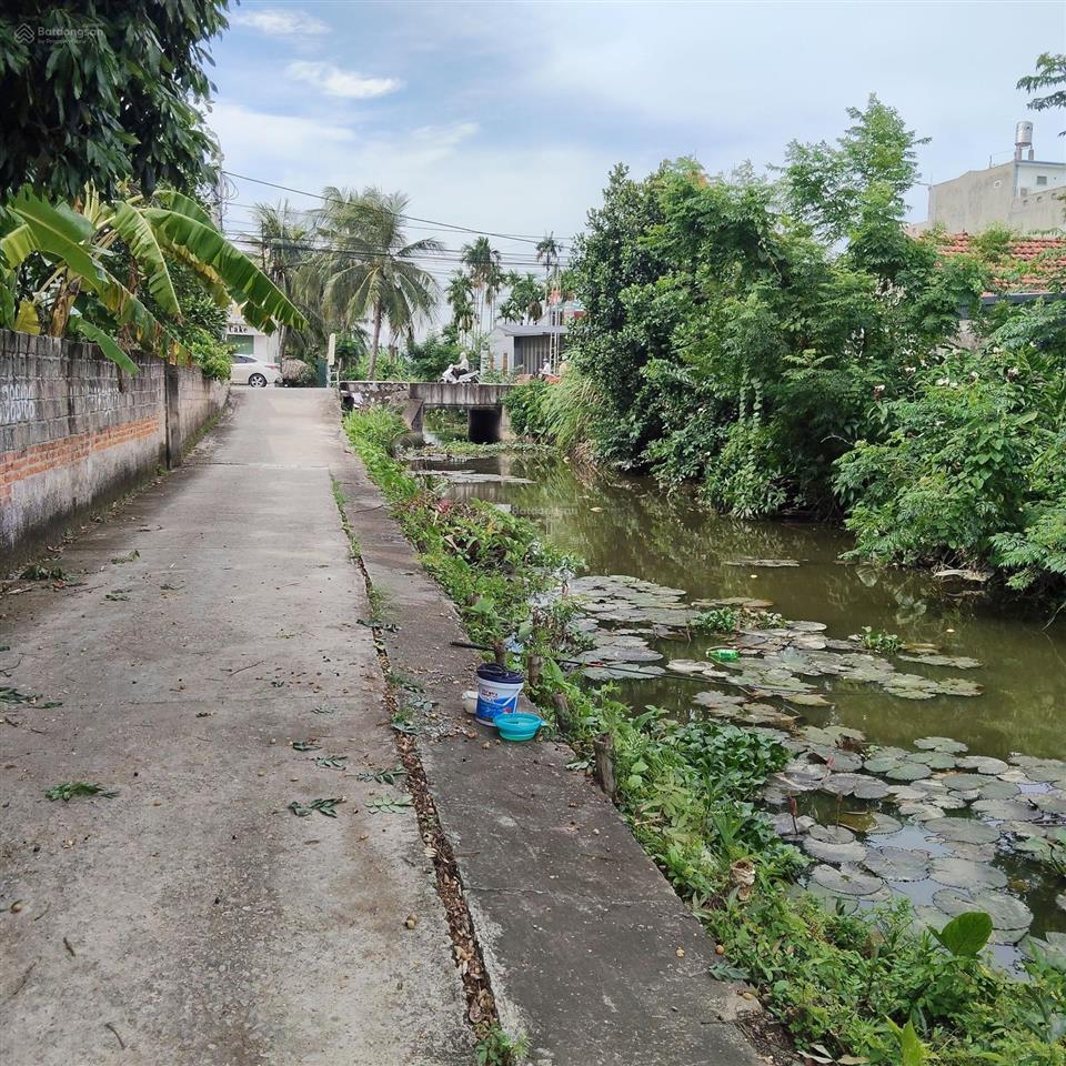 Bán đất lâm động cách đường 203 chỉ 20 m
dt 143 m ngang 5 đường thông ô tô chạy vèo vèo giá cực t