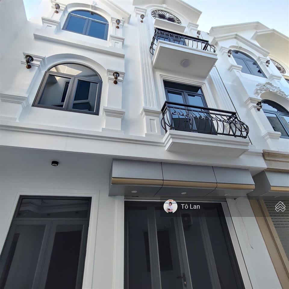 Nhà 3 tầng thủy đường đẹp xuất sắc dt 55m đường ô tô vào tận sân thiết kế sang trọng giá
