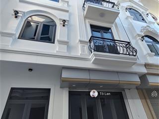 Nhà 3 tầng thủy đường đẹp xuất sắc dt 55m đường ô tô vào tận sân thiết kế sang trọng giá