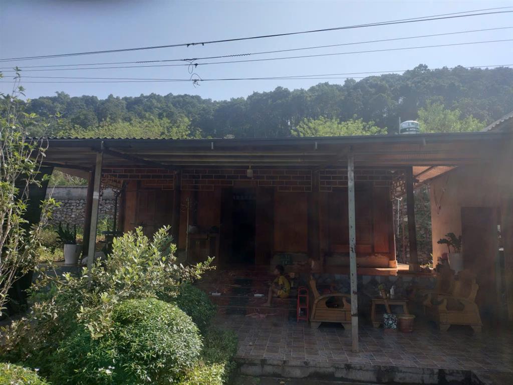 Bán lô đất 615m2 (140m2 TC, có 1 nhà cấp 4 xây 60m2, Có 1 nhà gỗ lợp tôn còn tốt, khoảng