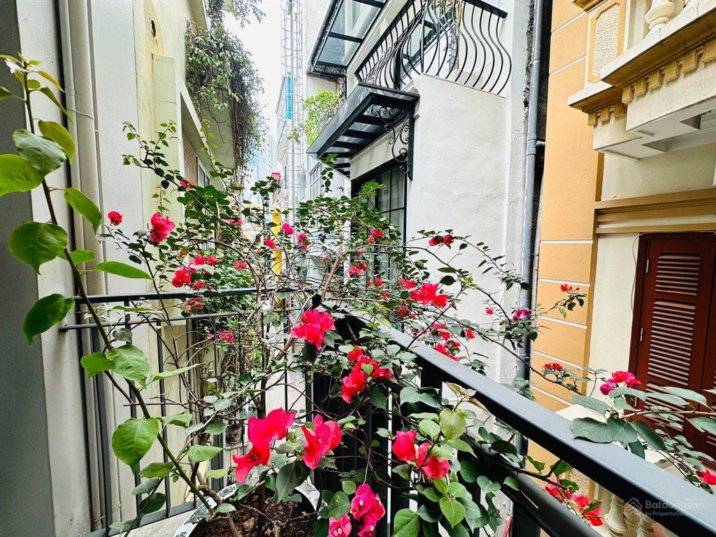 Vip cầu giấy, hoàng quốc việt ô tô tránh, 2 mặt thoáng , 67m2 hiếm nhà bán