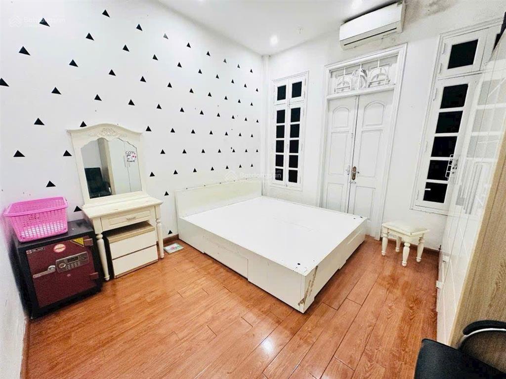 Nhà đẹp ngõ 68 cầu giấy 40m x 5t 2 thoáng ở & kinh doanh đều đỉnh, nhà dân xây. khu cán bộ