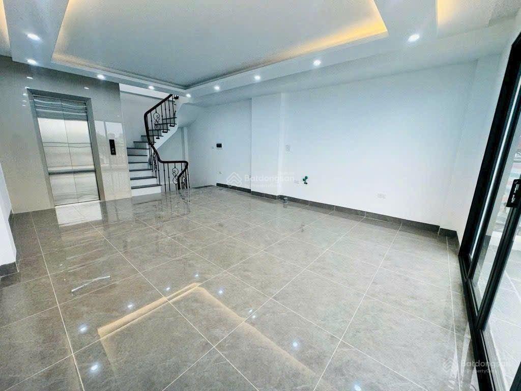 Nhà mới đỗ nhuận 45m2 x 7 tầng, thang máy, gara ô tô, 100m cv hòa bình, mt 4.8m, giá 14.8 tỷ
