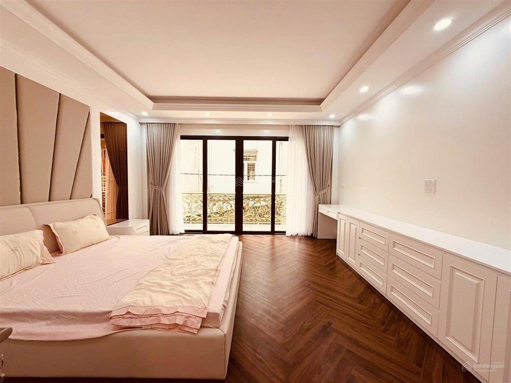 Bán nhà nhật tảo, gần cầu thăng long, phú thượng. 6 tầng thang máy 45m2 gần ô tô