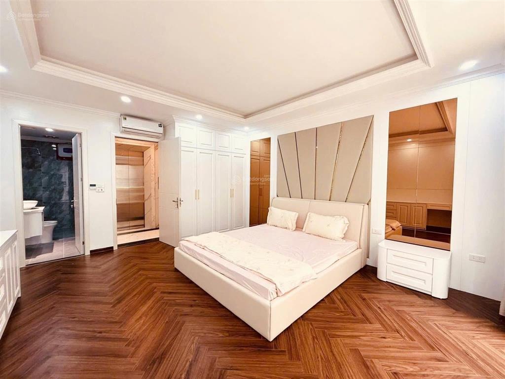 Bán nhà nhật tảo, gần cầu thăng long, phú thượng. 6 tầng thang máy 45m2 gần ô tô