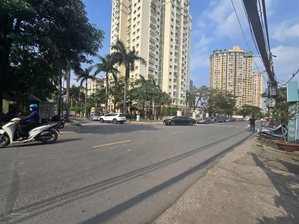 Mặt phố nguyễn hoàng tôn gần ciputra, đỉnh cao xây tòa nhà văn phòng có hầm dt 130m2 mặt tiền 6.6m