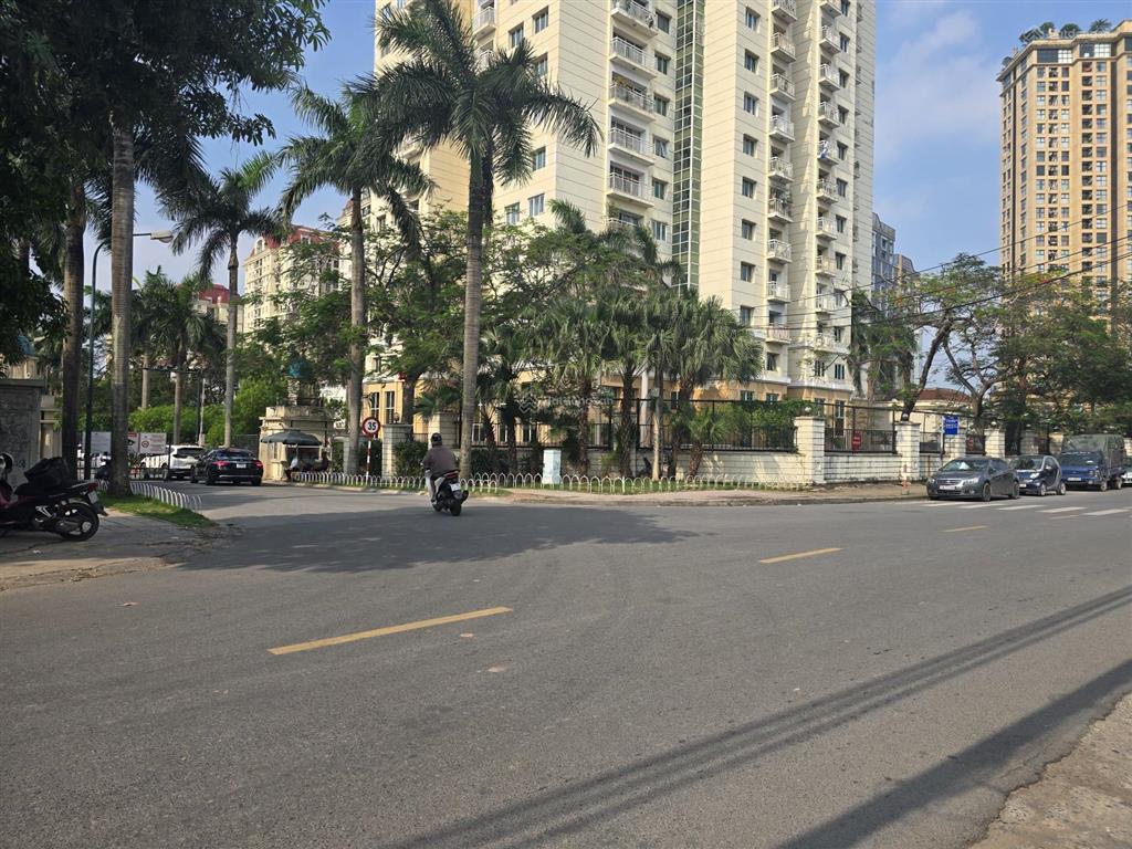 Mặt phố nguyễn hoàng tôn gần ciputra, đỉnh cao xây tòa nhà văn phòng có hầm dt 130m2 mặt tiền 6.6m