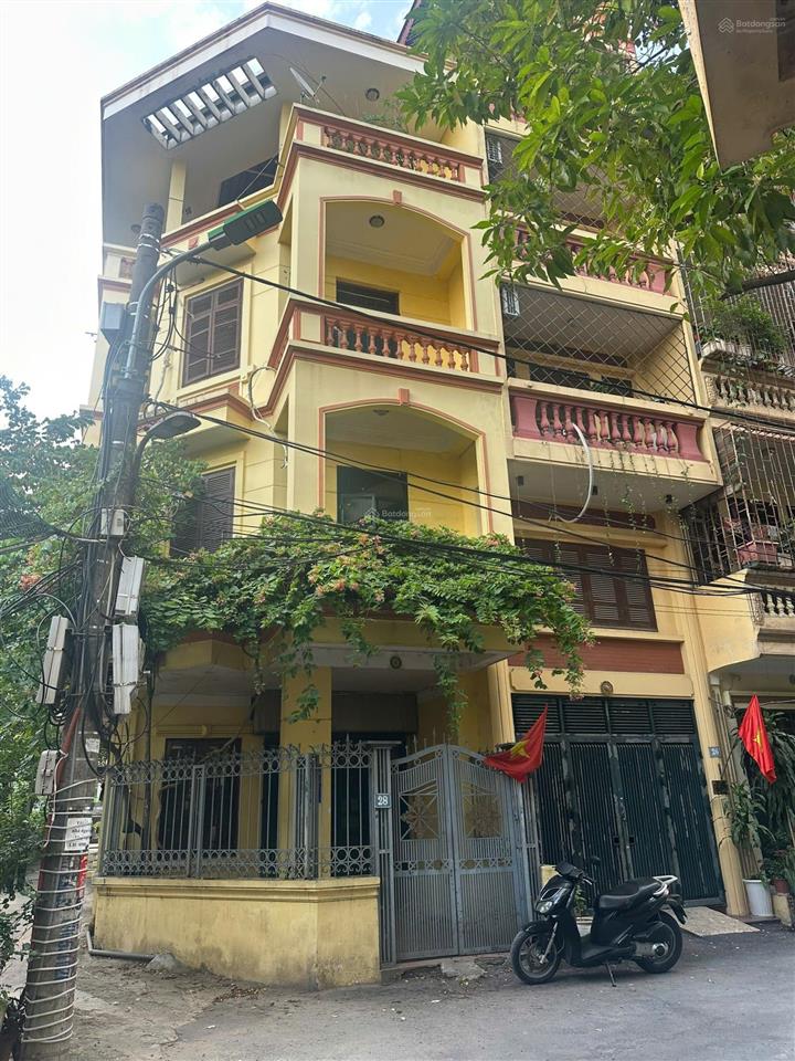 Bán nhà căn góc hoàng quốc việt, diện tích 70m2 x 4 tầng, ô tô tránh, 100m bộ công an, giá 18.2 tỷ