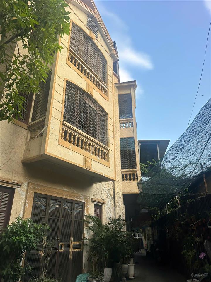 Bán nhà căn góc hoàng quốc việt, diện tích 70m2 x 4 tầng, ô tô tránh, 100m bộ công an, giá 18.2 tỷ