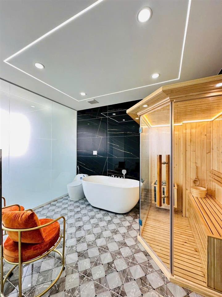 Nhà mặt tiền 5x20m thang máy 650kg, 1lững 5 lầu đường 10m thông, tân thới nhất 02 gần phan văn hớn